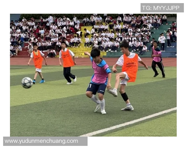 足球明星帅照燃爆全场展现运动魅力与青春风采