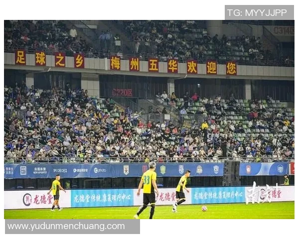 足球明星齐聚一堂的精彩合照展现了他们的友谊与激情